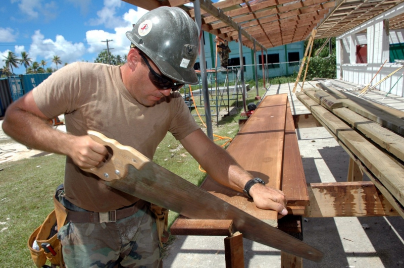 ebeniste-PONTEVES-min_worker_construction_building_carpenter_male_job_build_helmet-893290